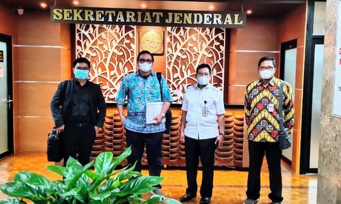 Ketua Umum Dewan Pengurus Pusat (DPP) Asosiasi Petani Kelapa Sawit Indonesia (APKASINDO) Gulat Medali Emas Manurungmenggutus Tim DPP APKASINDO yang dipimpin Sekretaris Jenderal DPP APKASINDO Rino Afrino (kedua dari kiri) untuk melakukan audiensi ke pucuk pimpinan Kementerian Lingkungan Hidup dan Kehutanan (KLHK) guna membahas aspirasi serta poin-poin keberatan Petani Sawit atas beberapa pasal yang tertuang dalam Rancangan Peraturan Pemerintah (RPP) dari Undang-Undang Cipta Kerja (UUCK). Foto: APKASINDO